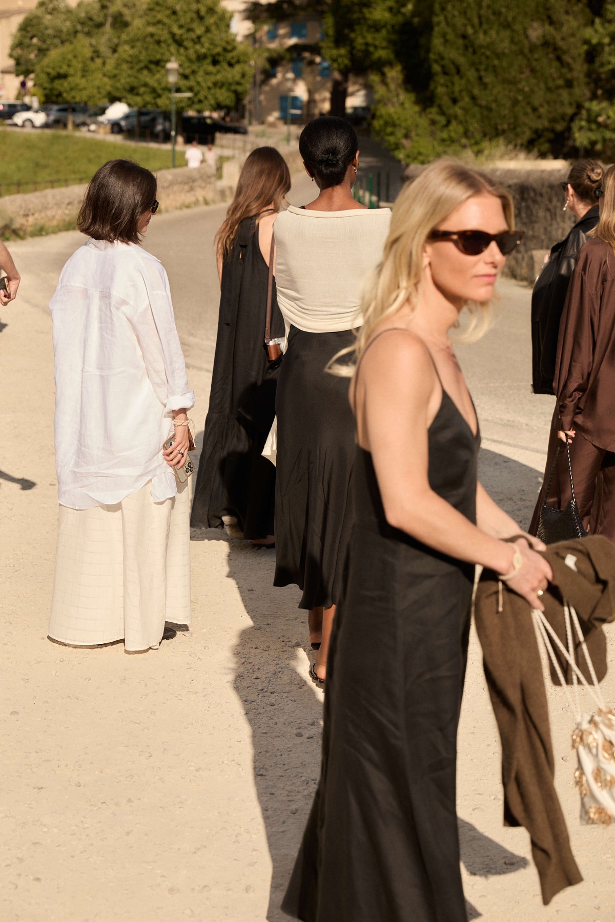 10 Ways to Wear a Black Linen Dress Throughout the Year