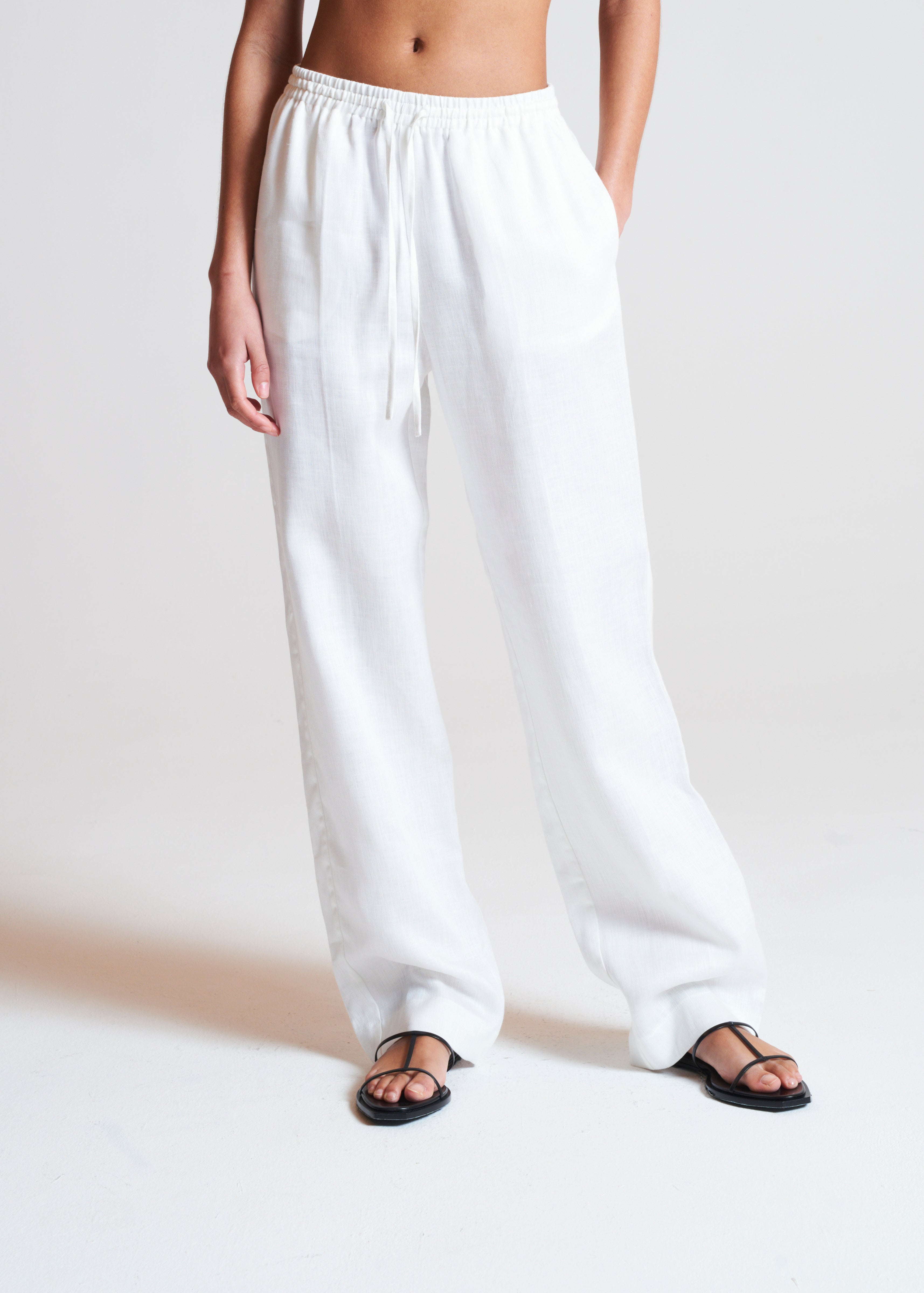 Three fit rules for white linen trousers to achieve an elegant, flattering silhouette
