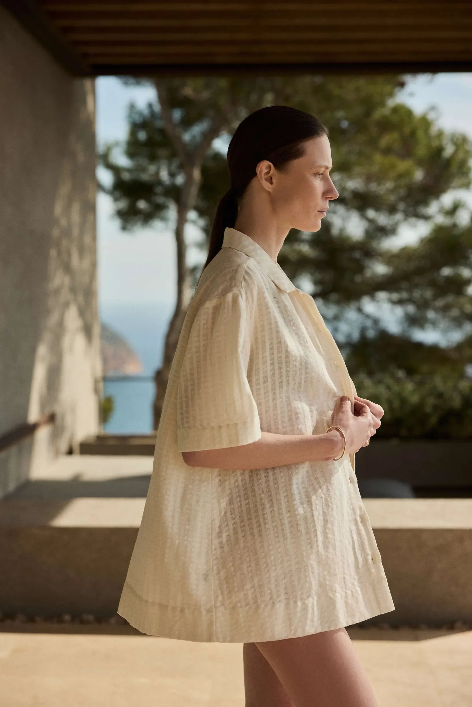 How to Refine Relaxed Silhouettes for Effortless Holiday Elegance